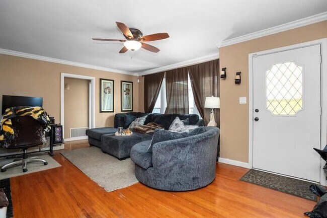 Building Photo - 3 Bedroom 2 Bath 2 Carport Rental in Lindale!