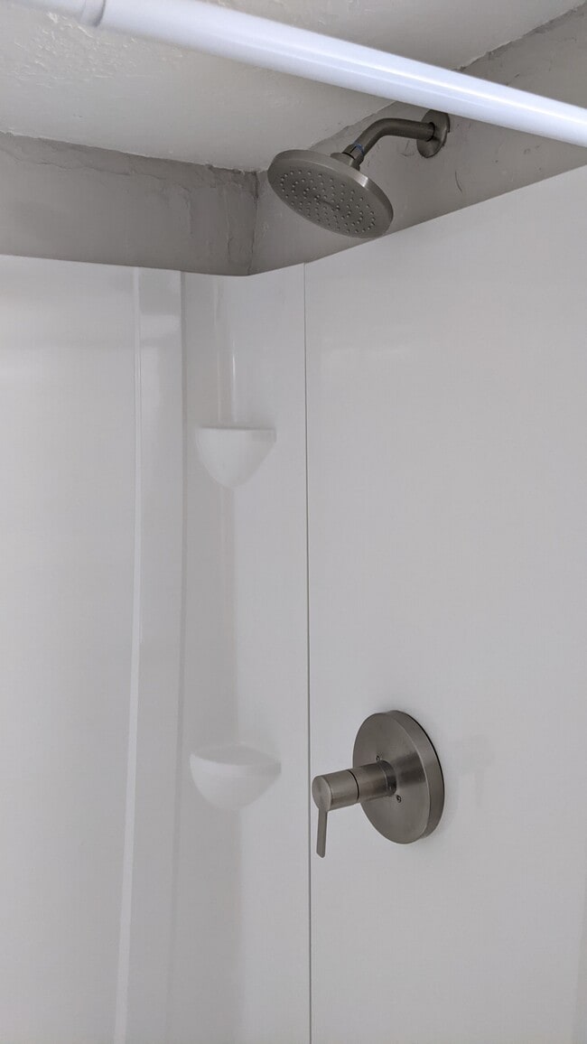 down bath shower - 6745 Middlebrook Blvd