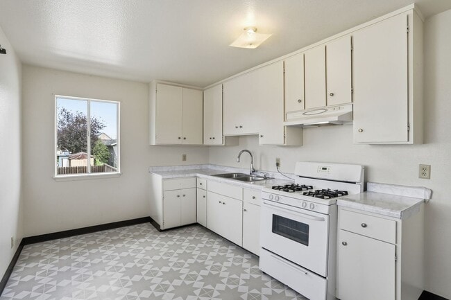 Building Photo - Spacious Upstairs Unit!