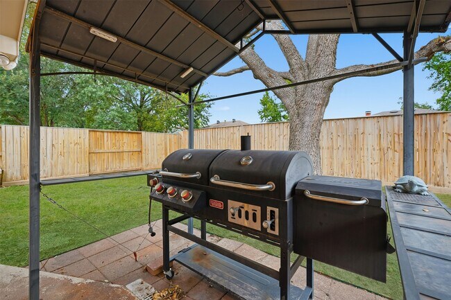 Building Photo - 18602 Lippizaner Dr