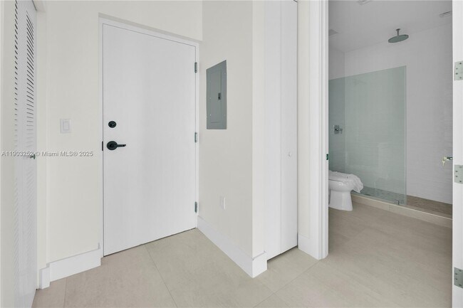 Building Photo - 530 SW 11th Ave