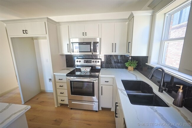 Building Photo - 108 W 2nd St