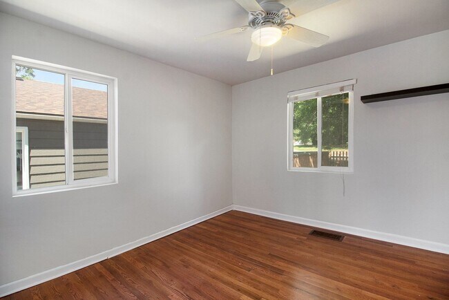 Building Photo - Single-Family 4 Bedroom 2 Bathroom Home in Englewood