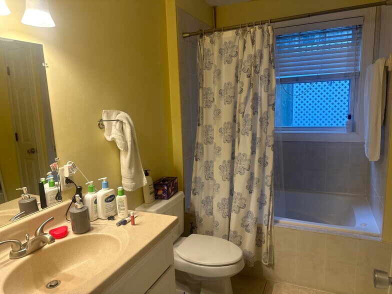 Building Photo - 137 Calumet St