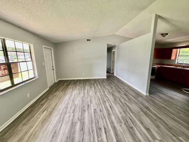Building Photo - Beautiful 4BR/1.5BA Dade City Home NO APPL...