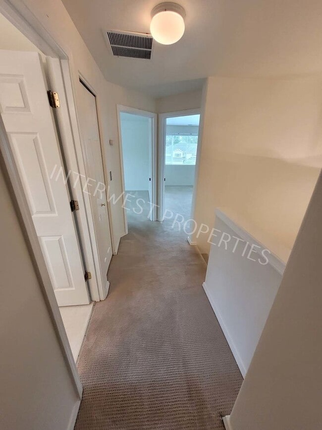 Building Photo - Beaverton 3 Bed 2.5ba Beautiful 2 Story Co...