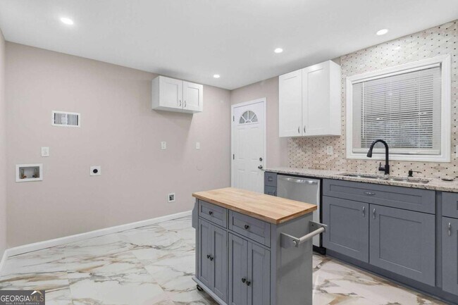 Building Photo - 2953 Meadowview Dr SE