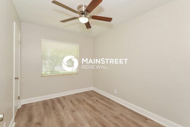Building Photo - 3 Bedroom Pet-Friendly Home in BRADENTON, FL with Main Street Renewal