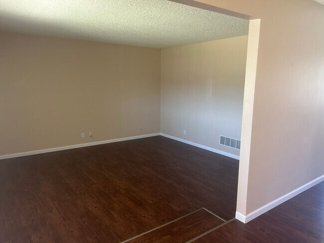 Building Photo - Stay cool in Lemoore in this spacious home...