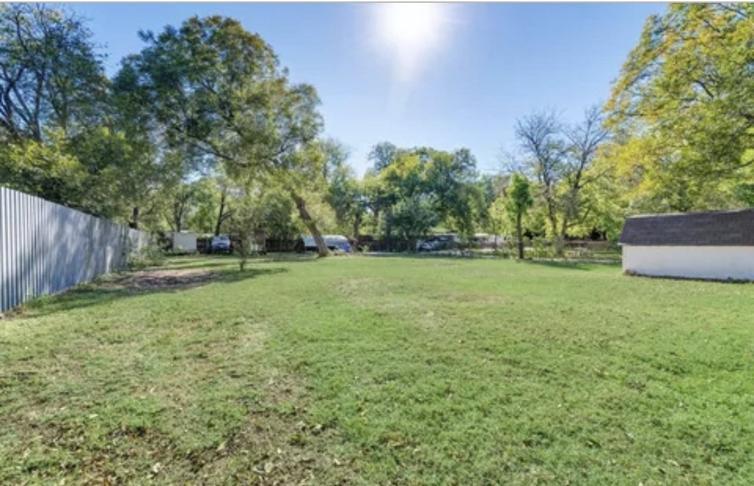 Spacious fully fenced backyard - 4327 Ohio Garden Rd