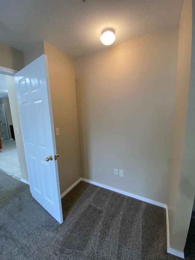 Building Photo - 2 bedroom 2 bath apartment at Clifton Heig...