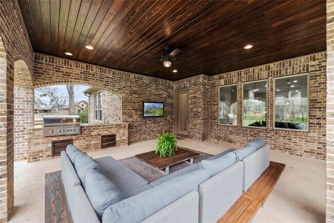 Building Photo - 32711 Wales Cir