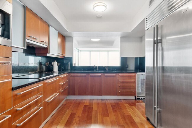 Building Photo - 1331 Brickell Bay Dr