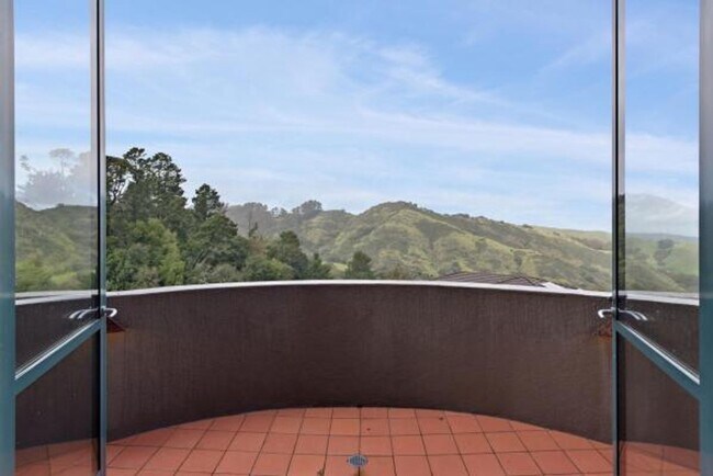 Building Photo - Luxury Living Above The Bay -- Iconic views!