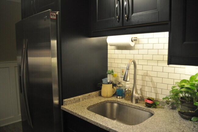 Building Photo - 107 S Iris St