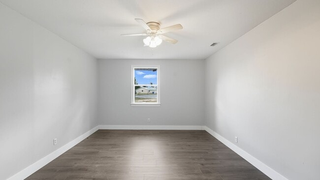 Building Photo - 200 Valley Acres Dr