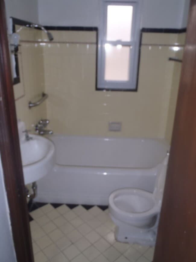 Interior Photo - Ludlow 960