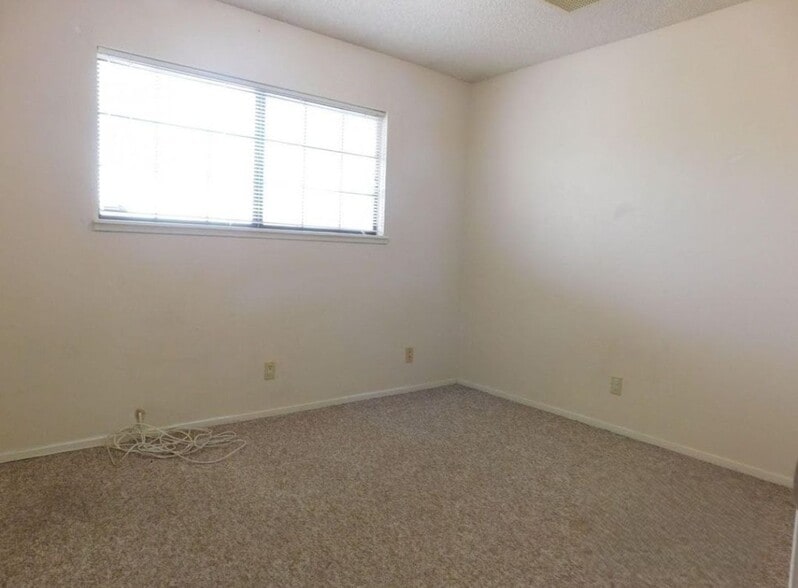 Building Photo - 616 W Graaf Ave