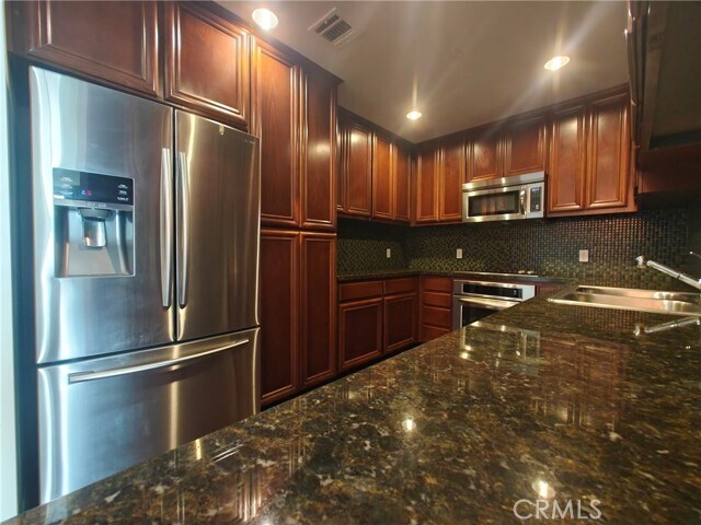 Building Photo - 637 S Fairfax Ave