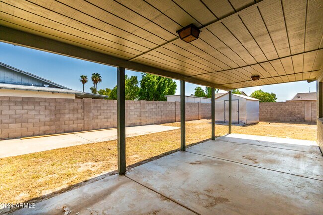 Building Photo - 3827 W Meadow Dr