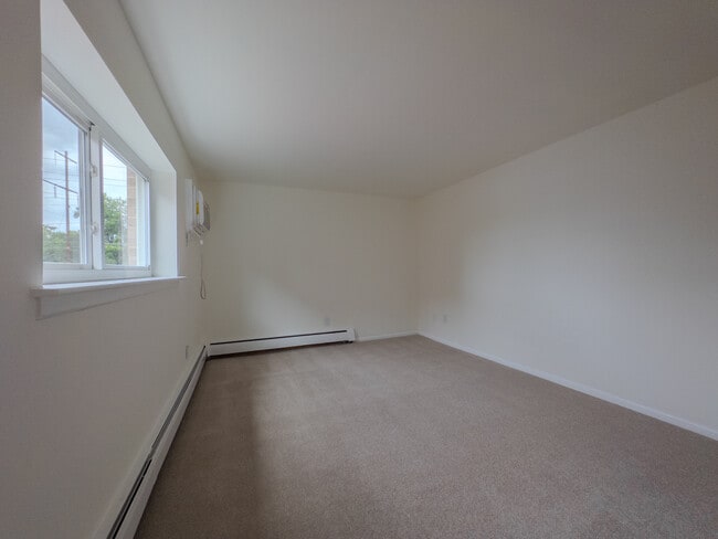 1 Bedroom Apartment | Baltimore Building - Folcroft Gardens Apartments