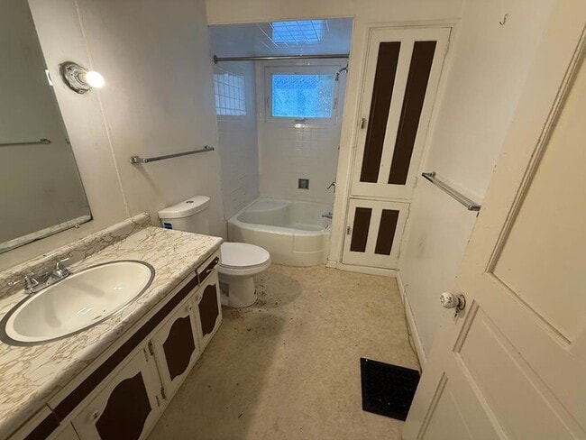 Building Photo - 116 W 2nd St