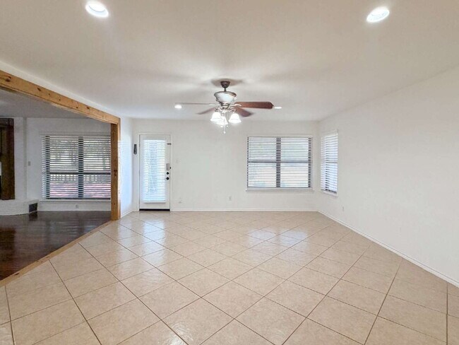 Building Photo - Beautiful 6 bed, 2 bath home in Burleson!
