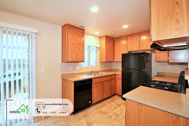 Building Photo - 2750 Shasta View Dr
