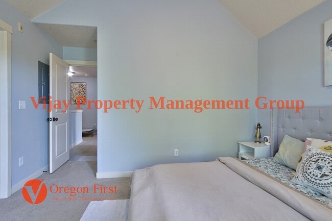 Building Photo - 825 NE Wheelock Pl