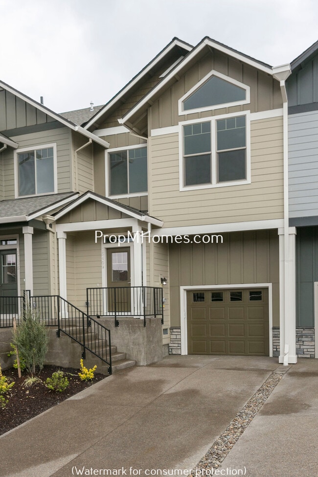 Building Photo - Stunning Craftsmanship In this Three Bedroom Townhome In Damascus!