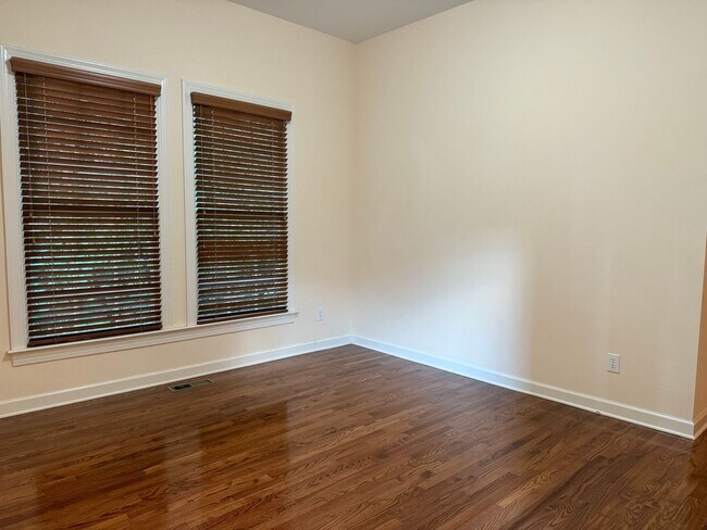 Building Photo - Stunning, Elegant Residence in Chapel Hill...