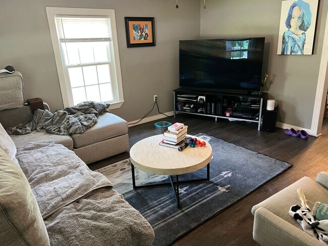 Building Photo - Comfort and Convenience : 3 Bedroom 2 Bath...