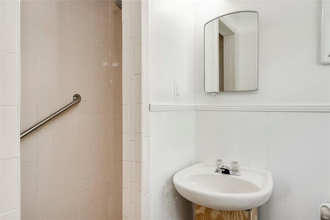 Building Photo - 809 Neans Dr