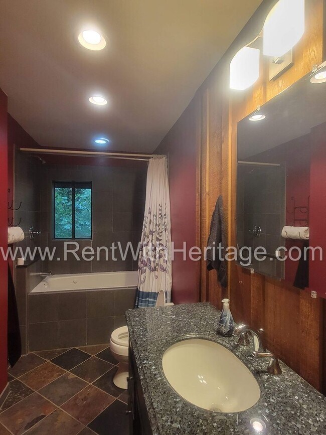 Building Photo - Charming Cabin Style Home on 1.3 Acres / F...