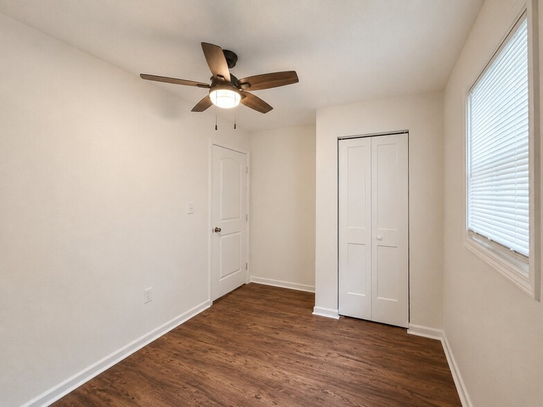 Building Photo - 4235 Rookwood Ave