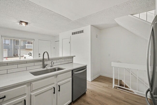 Building Photo - Spacious 2 Bed 2.5 Bath with a finished basement in the heart of Bear Creek