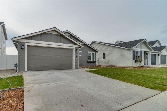 Building Photo - Charming 3 Bed and 2 Bath Home