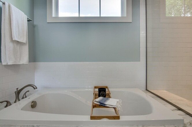 Master Bath - 925 S Douglas Ave