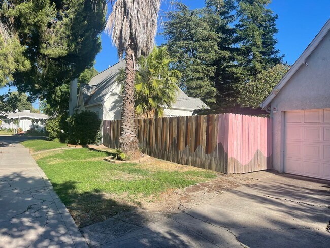 Building Photo - Cozy 2 bedroom bungalow home near UOP