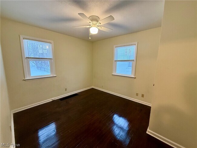 Building Photo - 575 Noble Ave