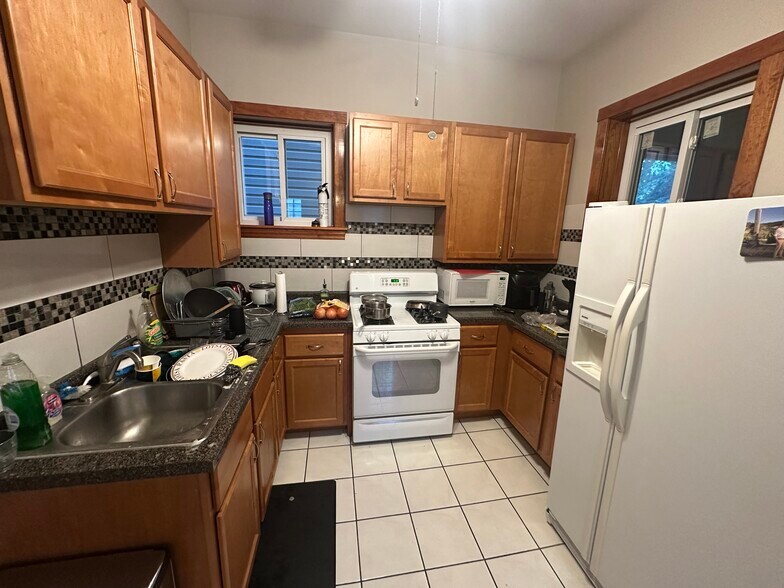Building Photo - 1747 W Le Moyne St