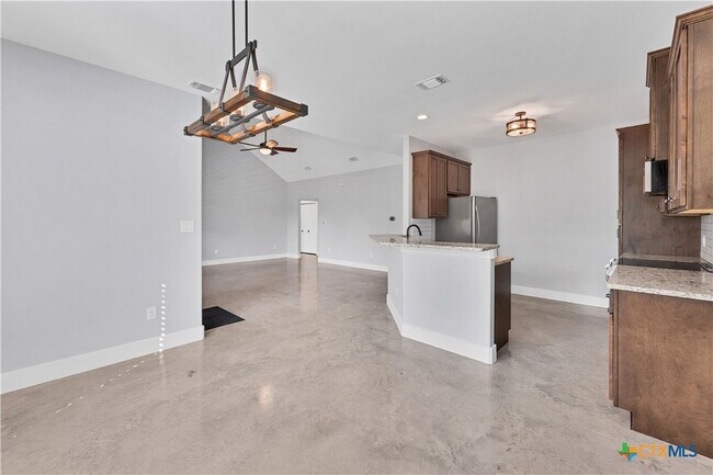Building Photo - 1355 Estate Dr