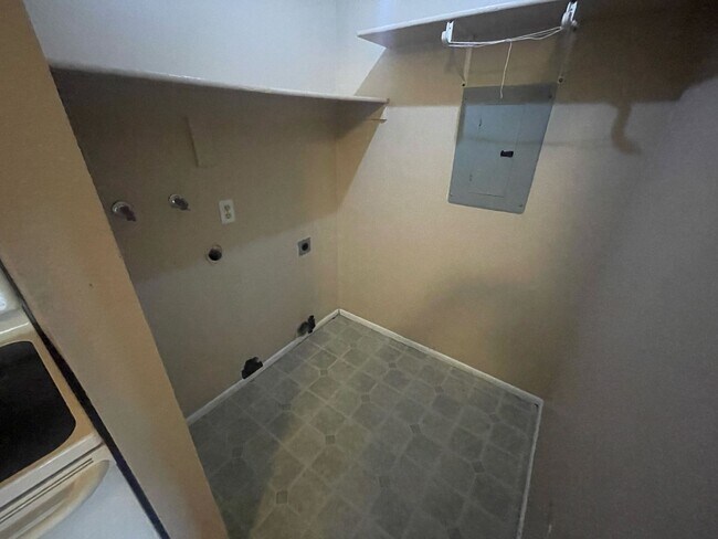 Building Photo - 383-391 N Wood Cir