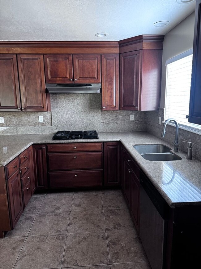 Building Photo - Beautiful 4 bed 2 baths house in a great a...