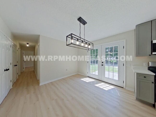 Building Photo - Move-In Special! Fully Renovated 5-Bedroom...