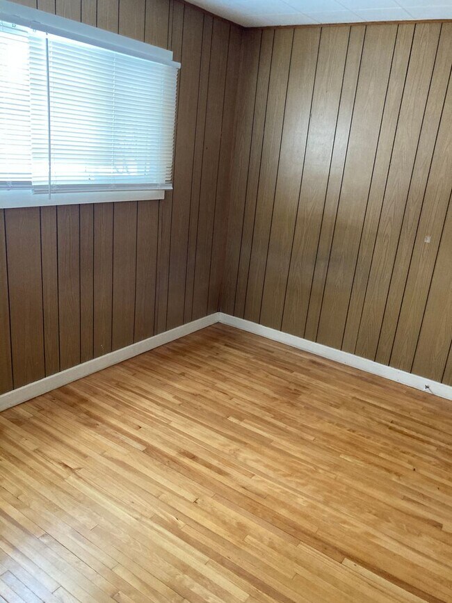 Building Photo - Nedrow remodeled 2 Bed ranch