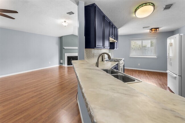 Building Photo - 1735 Oak Ridge Dr