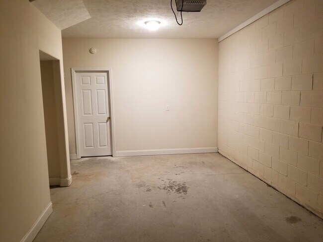 Building Photo - 300 Sea Knight Ln