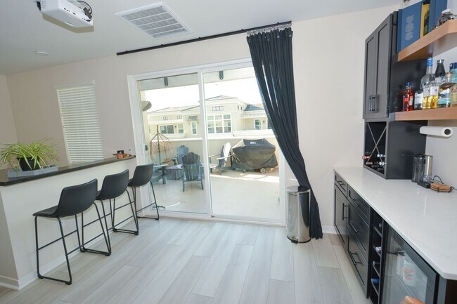 Building Photo - 3BED/4BATH Townhome in Oxnard