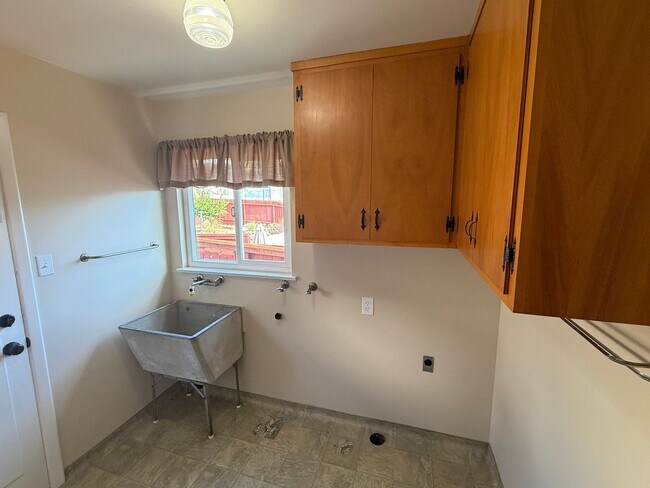 Building Photo - Spacious 3 bedroom, 1.5 bathroom Home in R...